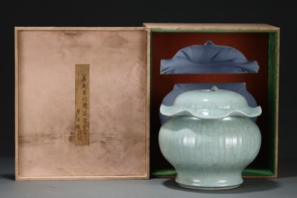 A lotus leaf lid jar from an official kiln in the Song Dynasty