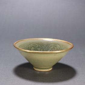 A piece of Yaozhou kiln in the Song Dynasty wrapped in gold and blue glaze carved flowers