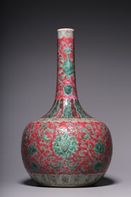 A long-necked bottle made in the Jiaqing year of the Qing Dynasty with carmine ground green color
