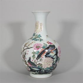 A pastel flower and bird appreciation vase made in the Qianlong year of the Qing Dynasty
