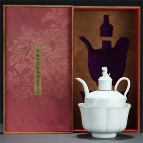 A piece of the Song Dynasty Hutian kiln beast button warm wine jug