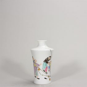 An enamel character poetry bottle made in the Qianlong year of the Qing Dynasty