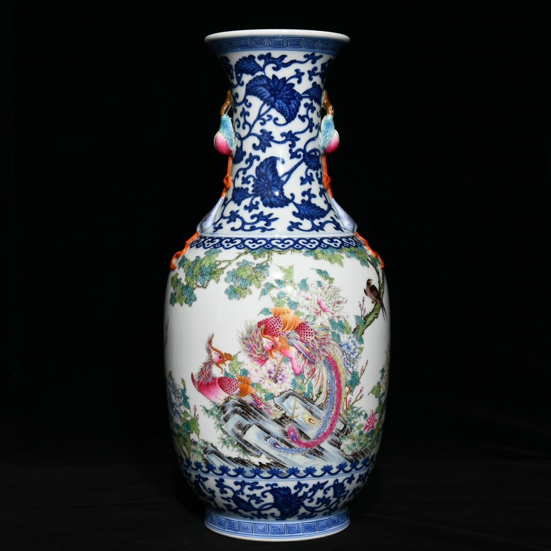 A blue and white pastel five-lun flower and bird pattern amphora made in the Qianlong year of the: Qing Dynasty Qianlong year blue and white pastel five Lun picture flower and bird pattern amphora SIZE: H:35cm D:16cm (The Dimensions Of All Batches Are Manually Measured.If You Need More Detailed Inf