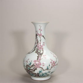 A pastel pine, bamboo, and plum appreciation bottle made by the Qing Dynasty Daoguangnian