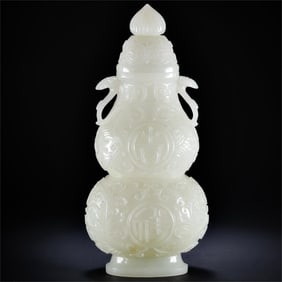 A beautiful Hetian jade auspicious ruyi gourd bottle