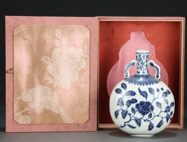 A blue and white floral pattern flat vase made in the Yongle year of the Ming Dynasty