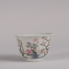 A pastel floral pattern melon Ling cup made in the Qianlong year of the Qing Dynasty