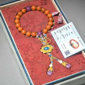 A piece of old beeswax from the Qing Dynasty is held by eighteen sons