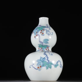 A bucket color grape pattern gourd bottle from the Qing Dynasty