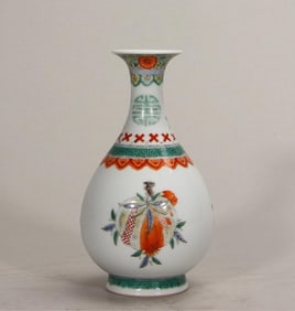 A spring bottle of colorful three-fruit pattern jade pot made in the year of Guangxu in the Qing