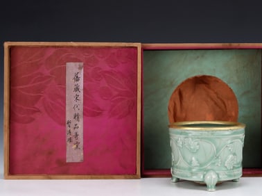 A three-legged incense burner from the Longquan kiln of the Song Dynasty
