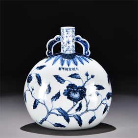 A blue and white folded branch peony pattern moon bottle made in Xuande in the Ming Dynasty