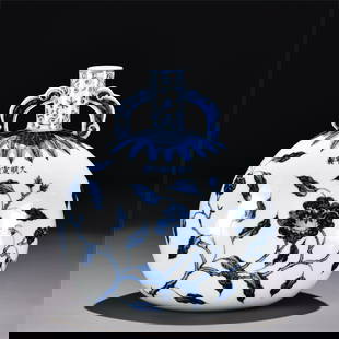 A blue and white folded branch peony pattern moon bottle made in Xuande in the Ming Dynasty: The blue and white folded branch peony pattern moon bottle made in Xuande in the Ming Dynasty SIZE: H:27cm W:21cm (The Dimensions Of All Batches Are Manually Measured.If You Need More Detailed Informa