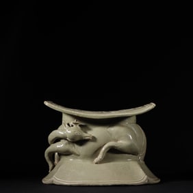 A secret color celadon carved high-relief crane pattern deer pillow from the Tang Dynasty Yue kiln