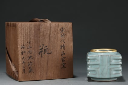 A Cong-style bottle from an official kiln of the Song Dynasty