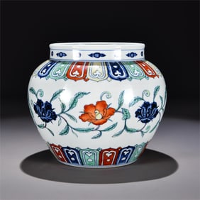 A multicolored floral pattern jar made in the Xuande year of the Ming Dynasty
