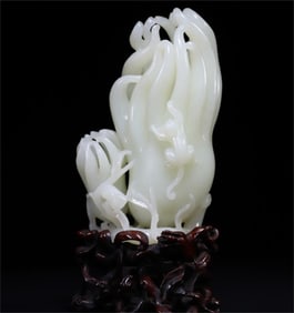 A delicate Hetian jade Buddha hand ornament