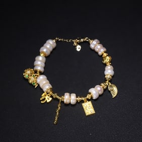 A beautiful pearl bracelet