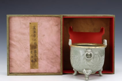 A three-legged incense burner from the Longquan kiln of the Song Dynasty