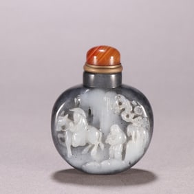 A snuff bottle of Qing Dynasty blue and white seed material character story