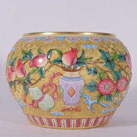 A piece of enamel carved gold ground Bogu pattern washed in the Qianlong period of the Qing Dynasty