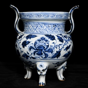A blue and white entwined peony pattern amphora three-legged stove from the Yuan Dynasty