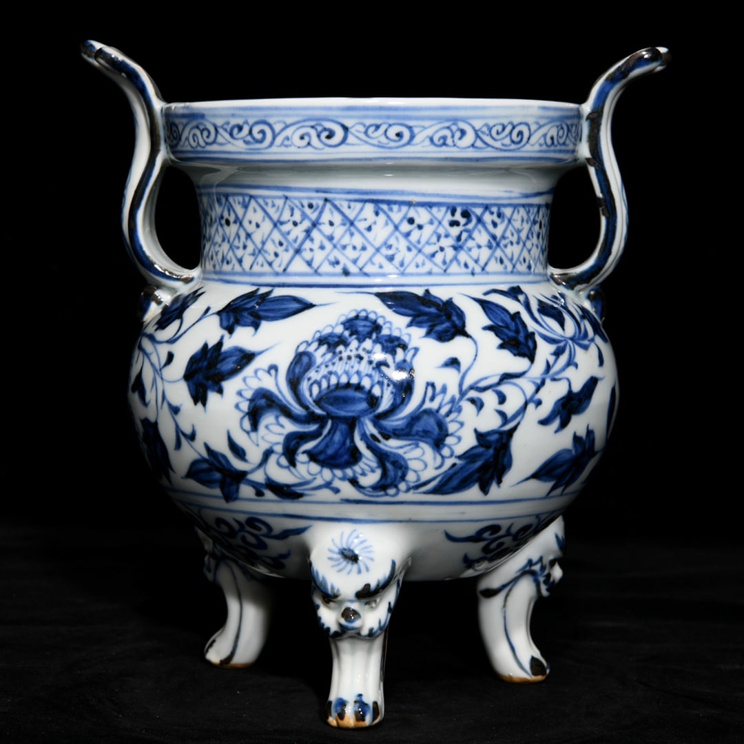 A blue and white entwined peony pattern amphora three-legged stove from the Yuan Dynasty: The blue and white entwined peony pattern amphora three-legged stove in the Yuan Dynasty Size: H:18cm D:13cm (The Dimensions Of All Batches Are Manually Measured.If You Need More Detailed Information,