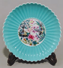 A turquoise green background window floral pattern Kuikou plate made in the Yongzheng era of the