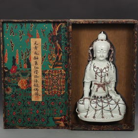 A large Buddha statue with a blue and white glazed red jewel bead chain in the Yuan Dynasty