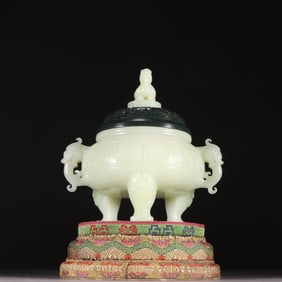 A Hetian jade dragon pattern aromatherapy stove from the Qing Dynasty