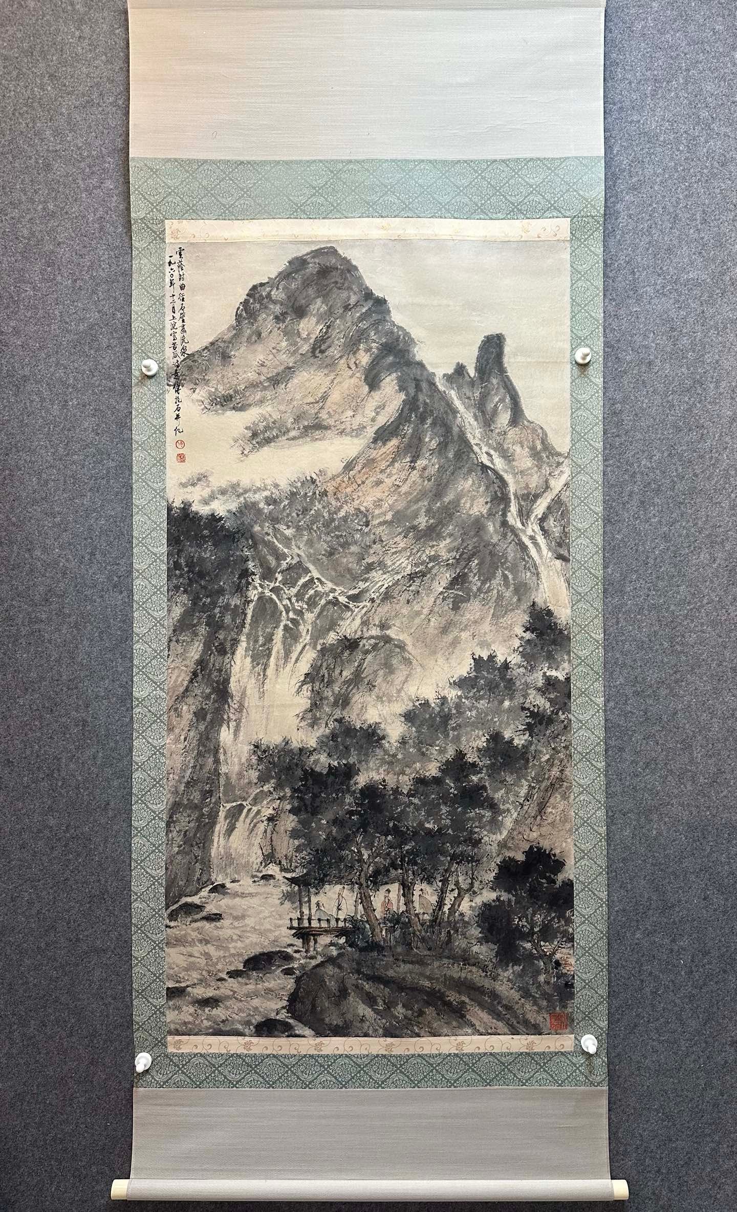 A beautiful Fu Baoshi landscape painting axis: Exquisite Fu Baoshi landscape painting axis Size: 67×130cm (The Dimensions Of All Batches Are Manually Measured.If You Need More Detailed Information, Please Contact Our Customer Service Before Biddi
