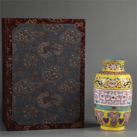 A yellow glaze bottle made in the Yongzheng era of the Qing Dynasty