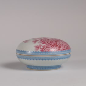 A green rimmed gemstone red landscape pavilion rouge box made by Yongzheng in the Qing Dynasty