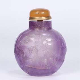 A snuff bottle of natural amethyst character story in the Qing Dynasty