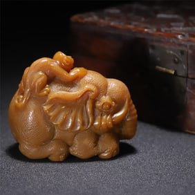 A piece of Shoushan Tian Huangshi Hou worship of the inner court