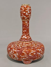 A garlic vase made in the Qianlong period of the Qing Dynasty with alum red and gold-painted five