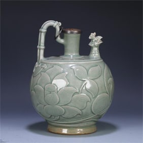 A silver carved double phoenix head pot of the Yaozhou kiln in the Song Dynasty