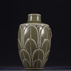 A secret color celadon petal vase of the Yue kiln of the Five Dynasties of the Tang Dynasty
