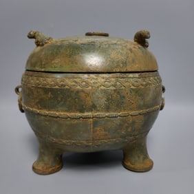 A bronze crouching tiger lid from the Warring States period