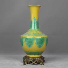 A beautiful plain three-color auspicious cloud pattern inlaid copper-bottomed golden bell vase
