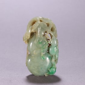 A jade gourd ornament from the Qing Dynasty
