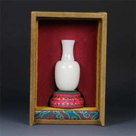 A white jade vase of Hetian jade in the Qing Dynasty