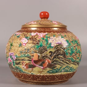 A tea jar carved with enamel and gold in the Qianlong period of the Qing Dynasty