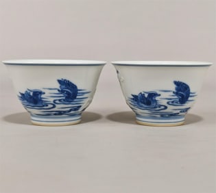 A blue and white carved and beautiful patterned cup made in the Yongzheng era of the Qing Dynasty