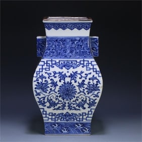 A blue and white entwined bat seawater pattern ear-piercing bottle of the Qing Dynasty Qianqing