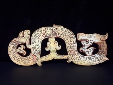 A beautiful Hetian jade dragon pendant