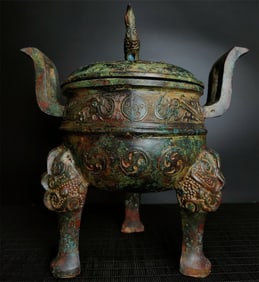 A bronze standing bird lid from the Warring States period