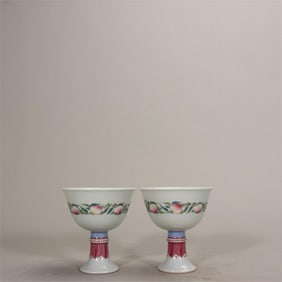 A pastel longevity peach pattern goblet from the Republic of China