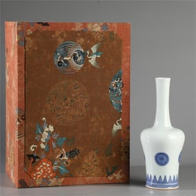 A blue and white gall vase made in the Kangxi era of the Qing Dynasty