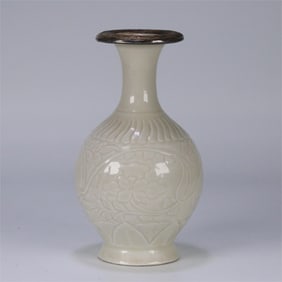 A Song Dynasty kiln carved vase